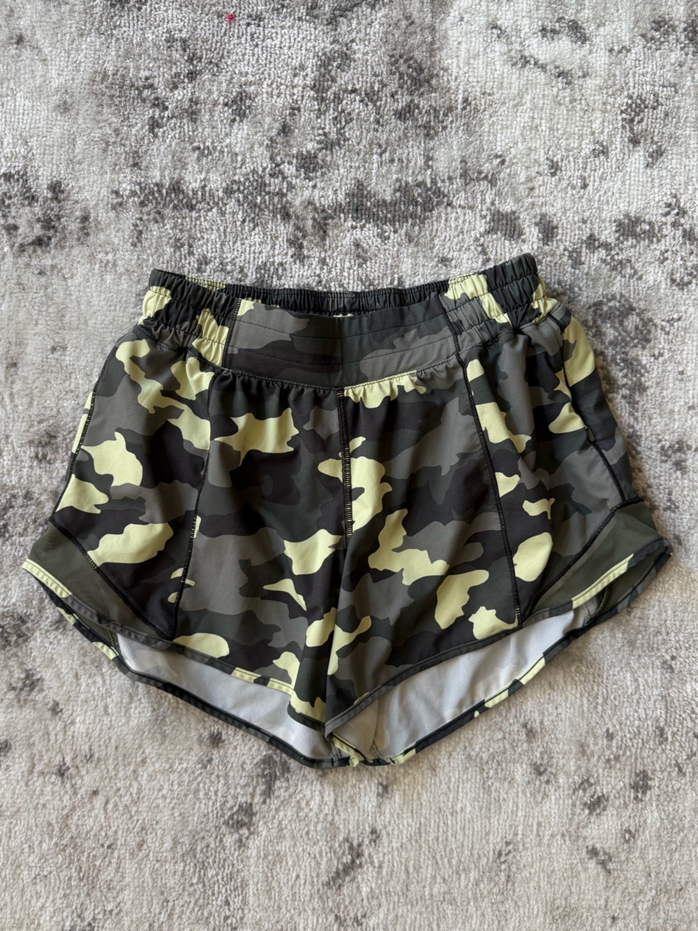 Lululemon Hotty Hot Low Rise Short 4" - Picture 5 of 7